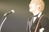 THE BAWDIESのROY（Vo, B）。