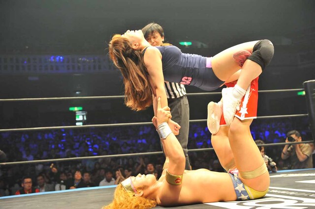 ロメロスペシャルをプー・ルイに仕掛ける福田洋。