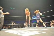 ロープを揺らして福田洋をトップロープから落とすプー・ルイ。