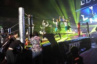 勝利後「nerve」をリング上で歌唱するBiS。