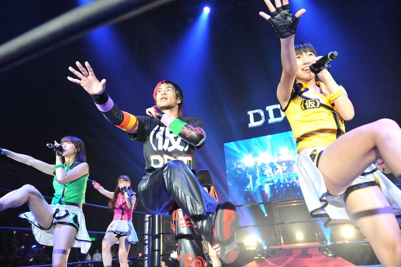 アップアップガールズ（仮）と一緒に「チョッパー☆チョッパー」のダンスを披露する木高イサミ。