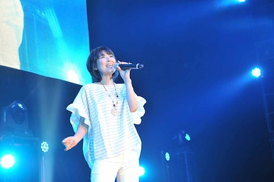 新田恵利「冬のオペラグラス」歌唱の様子。