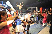 リング下に落ちた高木三四郎をアイドルたちが公認凶器を持って迎え撃つ。