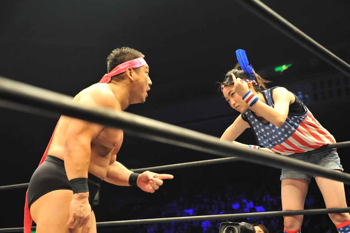 高木三四郎を挑発する伊藤麻希。