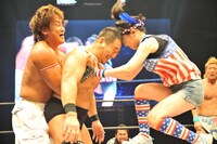 豪快なダイビングヘッドバッドを高木三四郎に食らわす伊藤麻希。