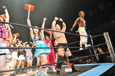 いろいろあってアイドルとレスラーが1つにまとまった大団円の様子。