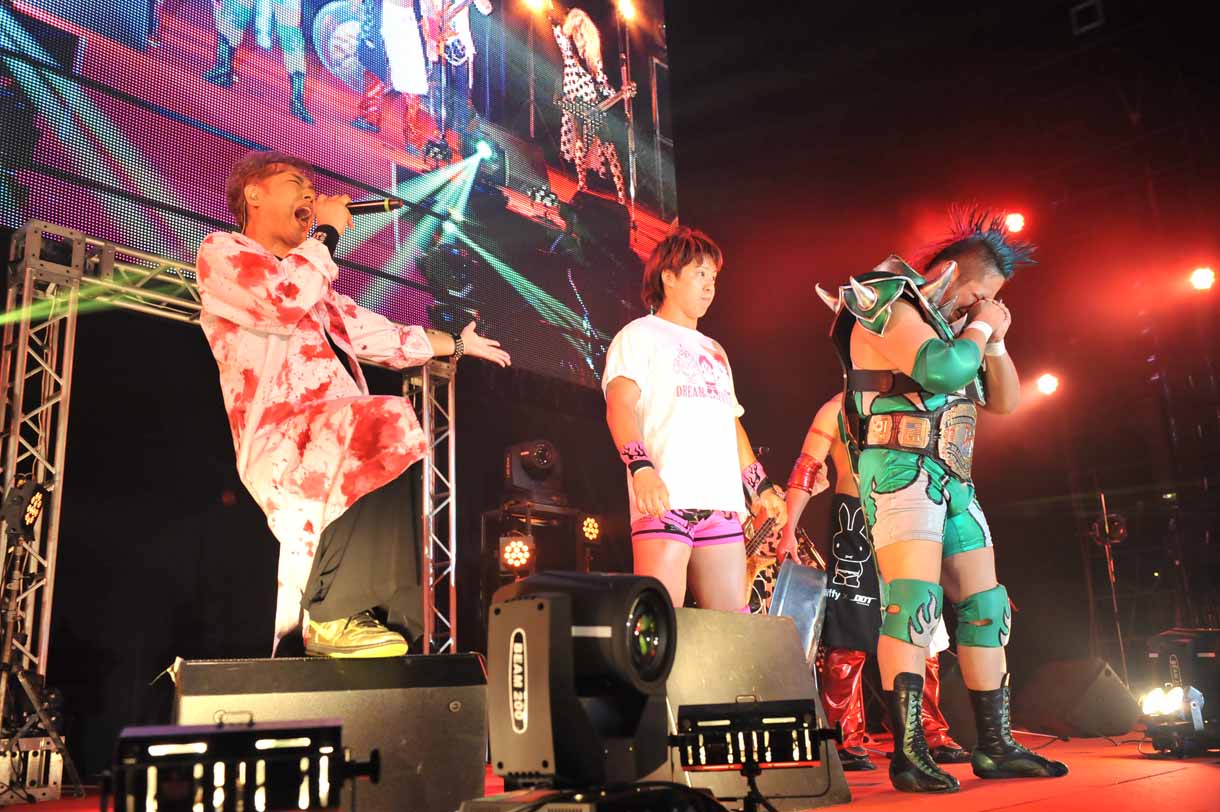筋肉少女帯による「タチムカウ」を入場曲にリングに向かう入江茂弘ら。