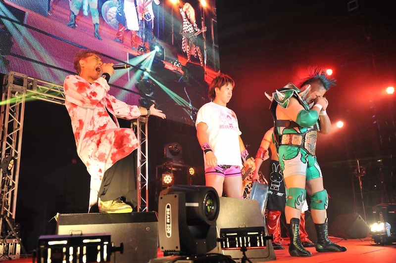 筋肉少女帯による「タチムカウ」を入場曲にリングに向かう入江茂弘ら。