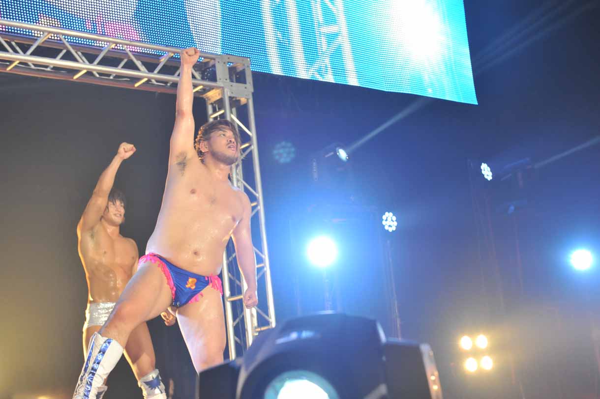 初日のメインイベントを務めた飯伏幸太と男色ディーノ。