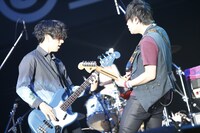 flumpoolの尼川元気（B / 写真左）と阪井一生（G / 右）。