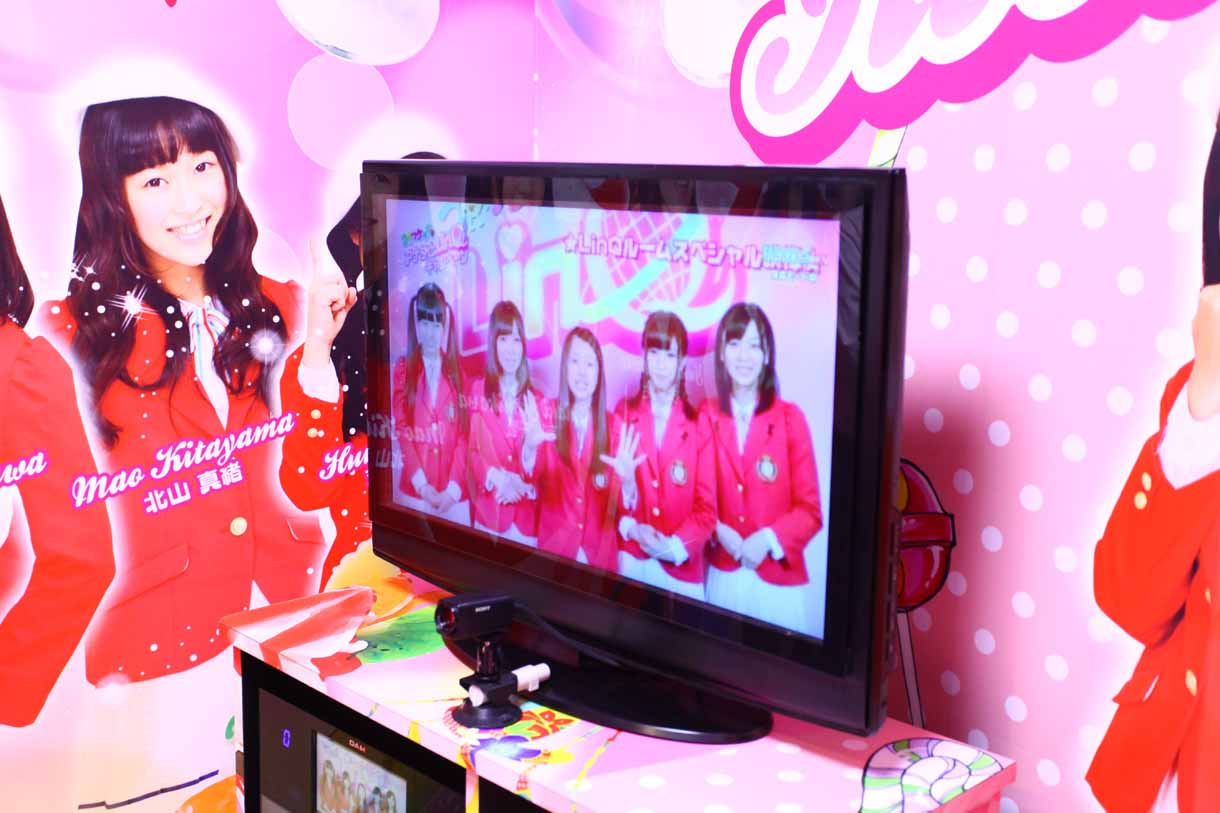 「LinQルーム」の様子。モニタにはLinQの特別動画が流れる。