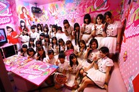 「LinQルーム」でLinQメンバーがそろって記念撮影。