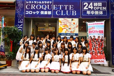 コロッケクラブ天神駅前店で記念撮影するLinQ。