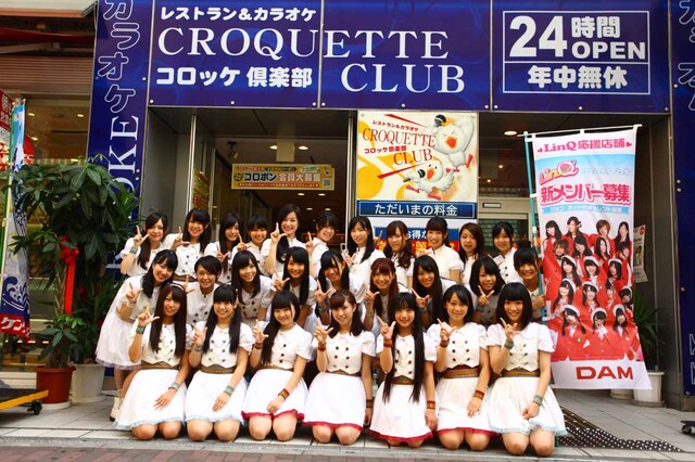 コロッケクラブ天神駅前店で記念撮影するLinQ。