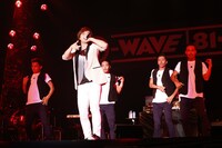 三浦大知のアクトの様子。