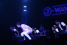 三浦大知のアクトの様子。