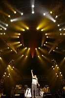 KREVAのアクトの様子。