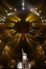 KREVAのアクトの様子。