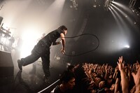 オーディエンスを煽る細美武士（Vo, G）。（撮影：橋本塁）