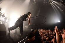 オーディエンスを煽る細美武士（Vo, G）。（撮影：橋本塁）