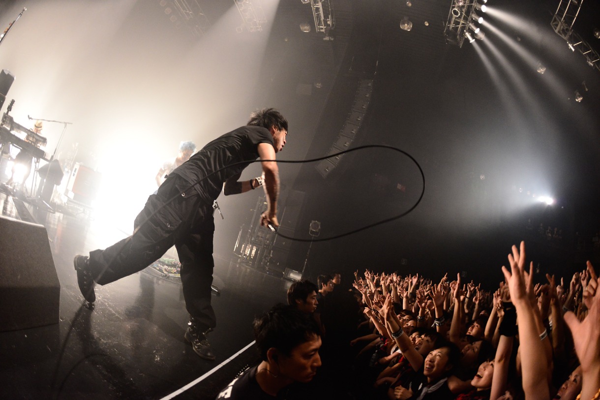 オーディエンスを煽る細美武士（Vo, G）。（撮影：橋本塁）