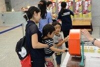 サイン入りCDや番組グッズが当たる抽選会の様子。