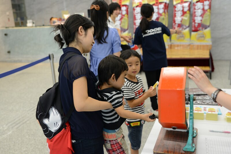 サイン入りCDや番組グッズが当たる抽選会の様子。