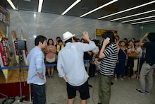 「ゆずあずきバー」発売記念イベントにサプライズで登場したゆず。