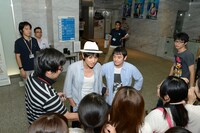 イベント来場者と直接触れ合うゆず。