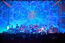 ROVOとSYSTEM 7による2011年のライブの模様。