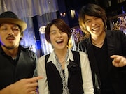 スキマスイッチ×小池徹平「奏(かなで)」収録時のオフショット。