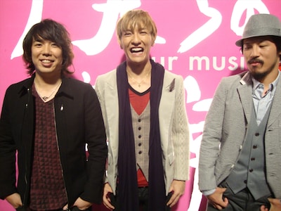 スキマスイッチ×橘慶太（w-inds.）「キレイだ」収録時のオフショット。