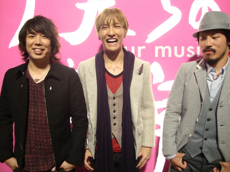 スキマスイッチ×橘慶太(w-inds.)「キレイだ」収録時のオフショット。