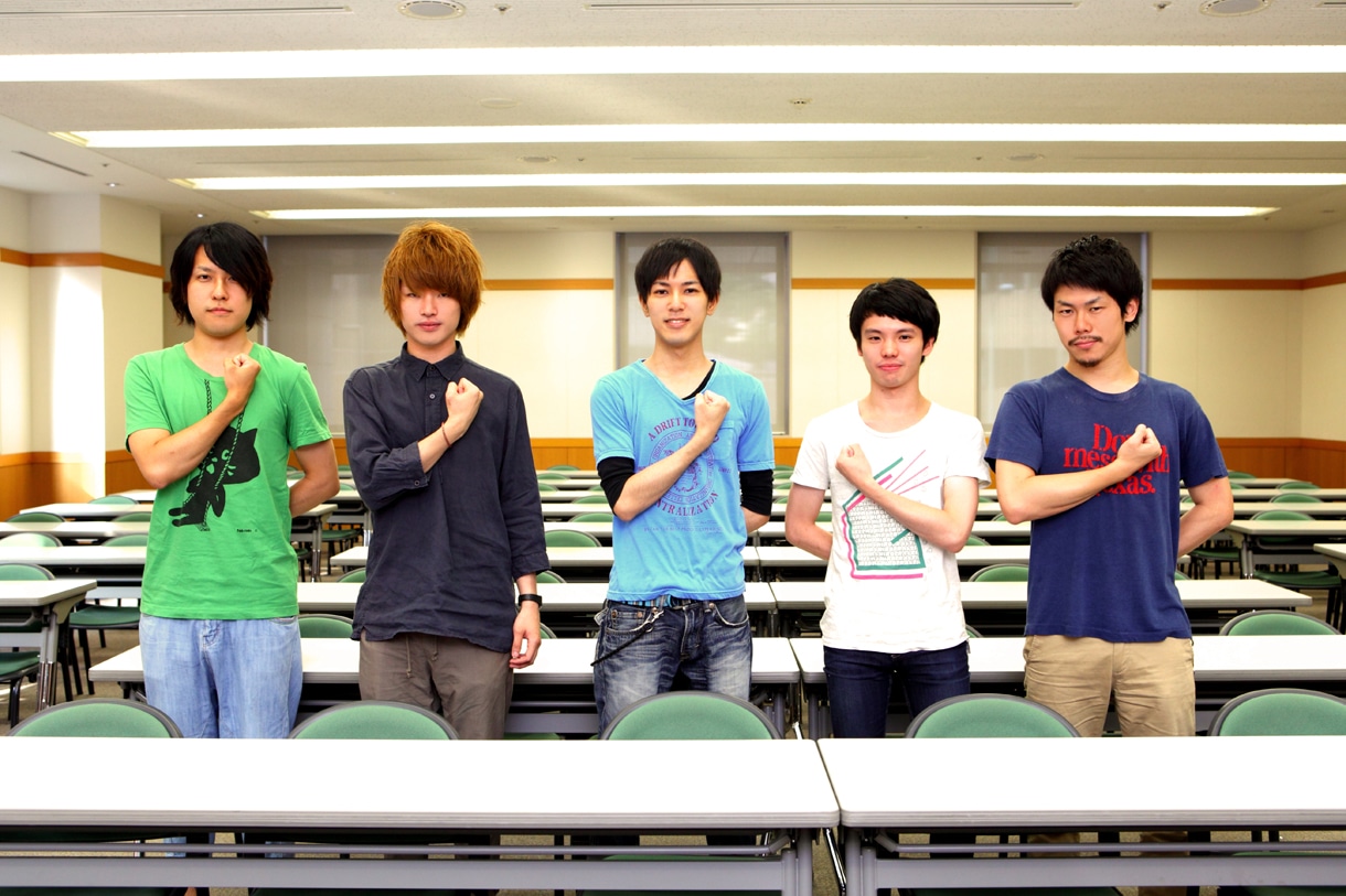 左から久野洋平（Dr）、飯田瑞規（Vo, G）、諫山創、辻友貴（G）、三島想平（B）。