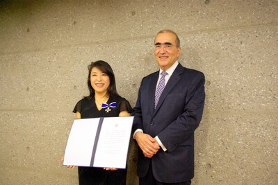 叙勲セレモニーでの小野リサ（左）。