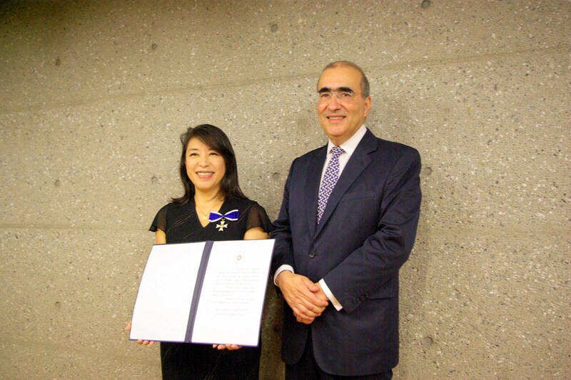 叙勲セレモニーでの小野リサ（左）。