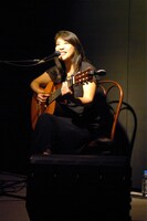 叙勲セレモニーでライブをする小野リサ。