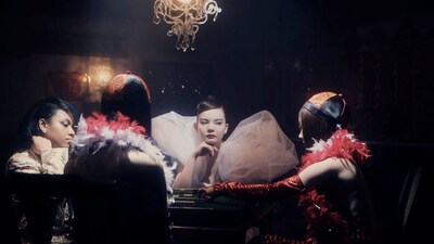 「月のレヴェル」ビデオクリップのワンシーン。