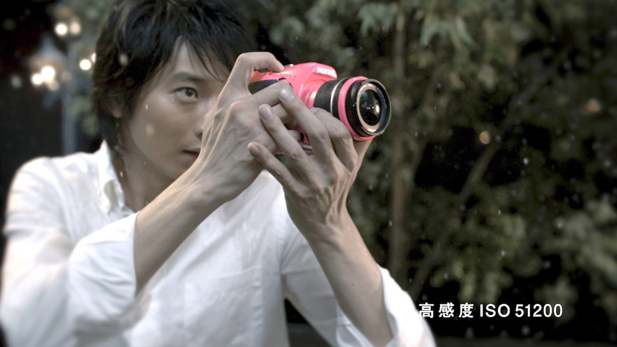 「PENTAX K-50」の新CM「ストリートライブ編」のワンシーン。
