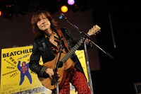 「バラとワイン」を熱唱するダイアモンド☆ユカイ。