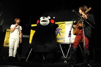 左から白井貴子、くまモン、ダイアモンド☆ユカイ。