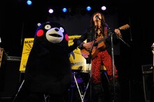 くまモン（左）とセッションをするダイアモンド☆ユカイ（右）。