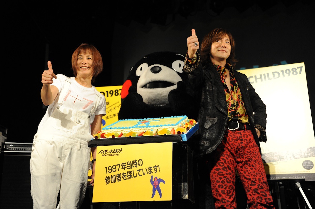 くまモン（中央）を挟んで「BEATCHILD 1987」をアピールする白井貴子（左）とダイアモンド☆ユカイ（右）。