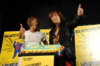 白井貴子（左）とダイアモンド☆ユカイ（右）。