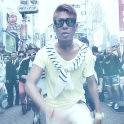 渋谷を歩くあっくん。