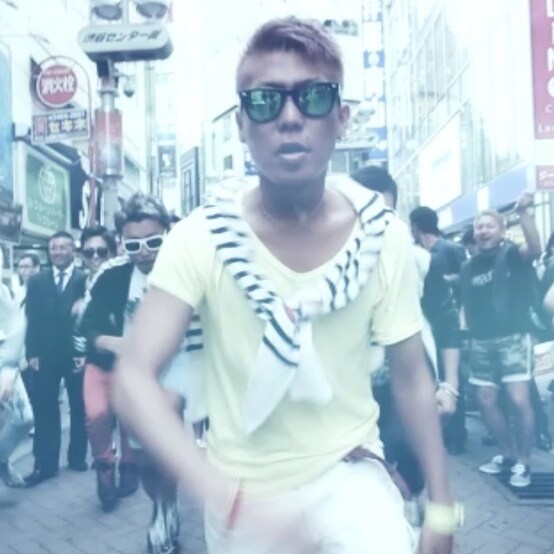 渋谷を歩くあっくん。