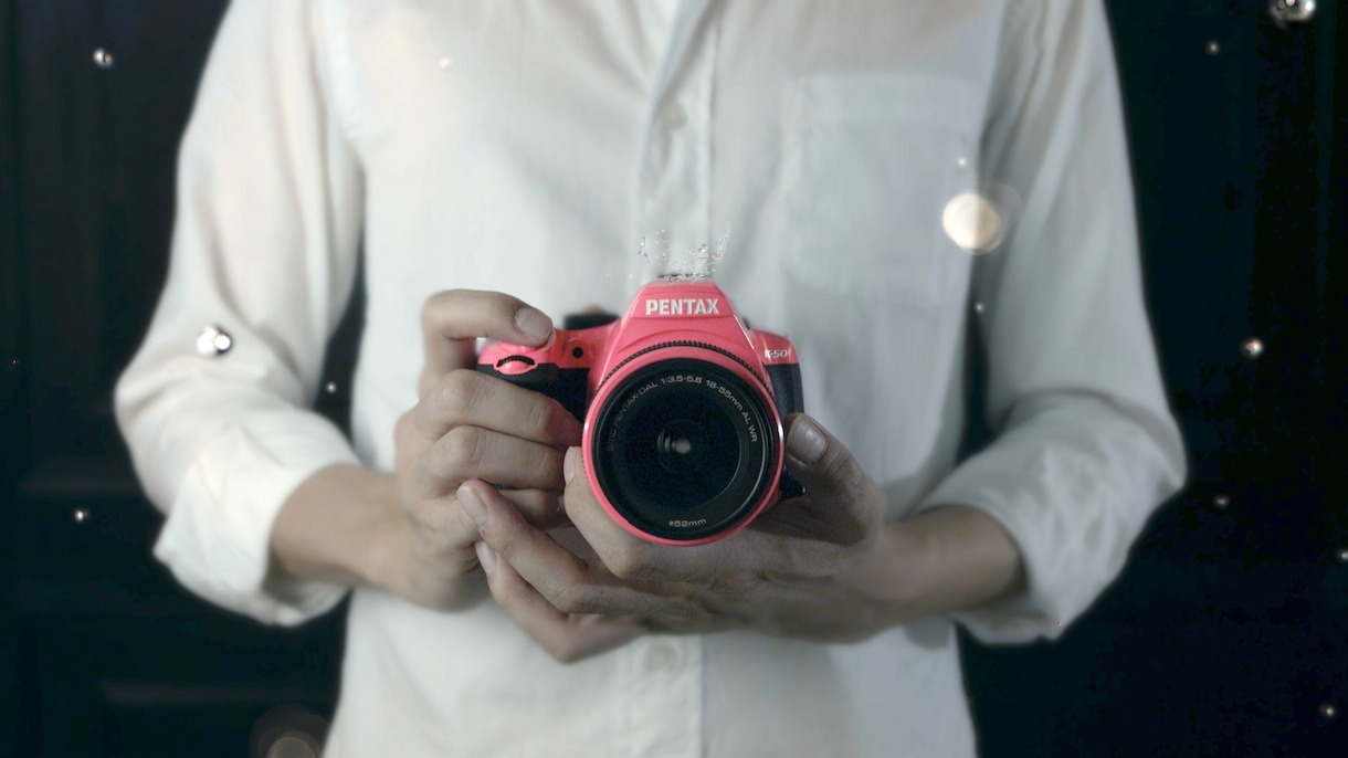 「PENTAX K-50」の新CM「ストリートライブ編」のワンシーン。
