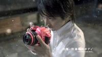 「PENTAX K-50」の新CM「ストリートライブ編」のワンシーン。