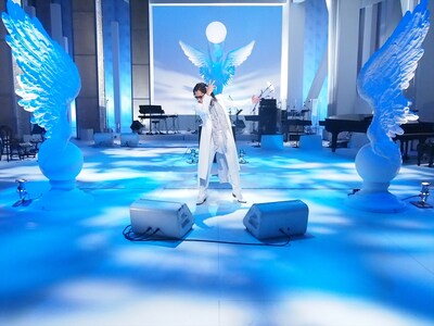 石井竜也「FLYING HEART」収録時のオフショット。