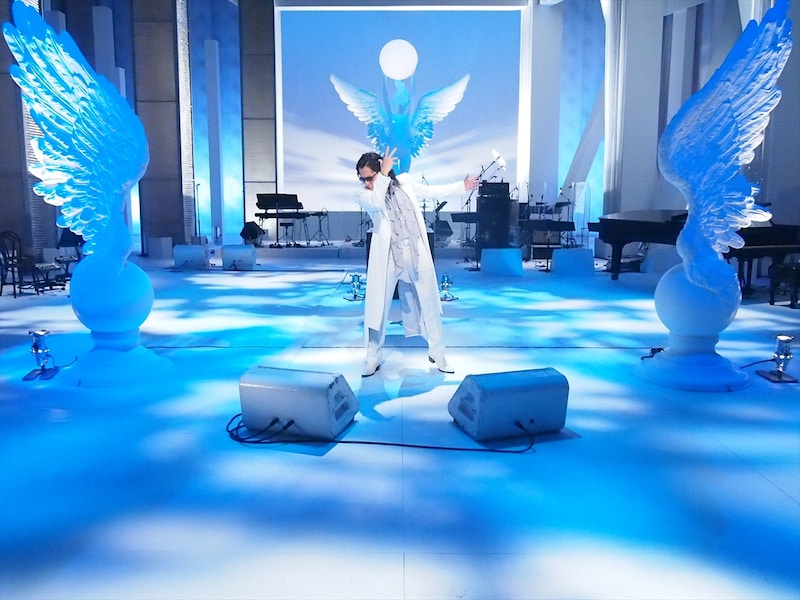 石井竜也「FLYING HEART」収録時のオフショット。